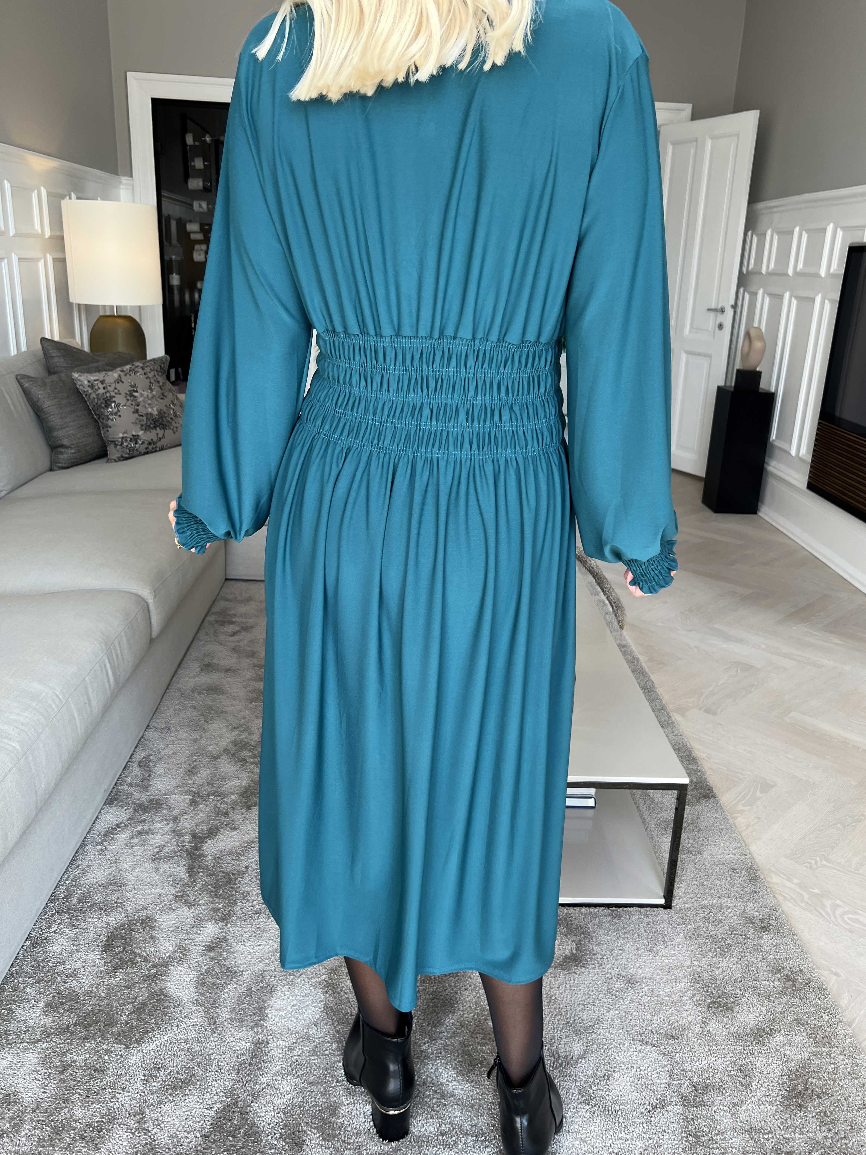 Pams Plain Midi L/S - Elastisk kjole med smock og lange ærmer